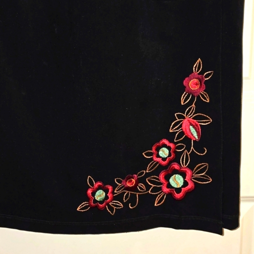 Black embroidered skirt, Womans Skirt, Size Large, Jordan skirt